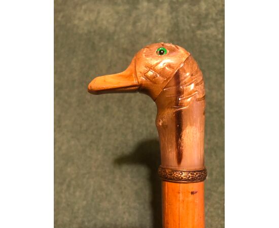 Stick with horn knob depicting a duck&#39;s head. Bamboo cane.     