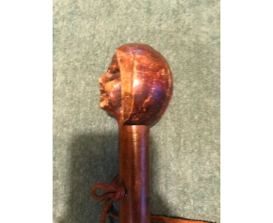 Bastone con pomolo in legno raffigurante testa di figura femminile.