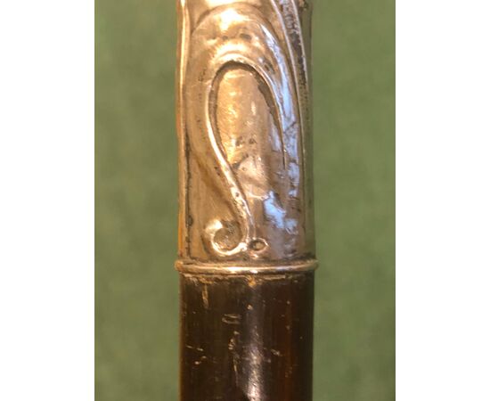 Bastone con impugnatura in argento con decoro Art nouveau.Canna in palissandro.