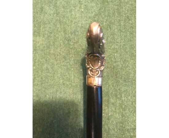 Stick with silver handle depicting a horse.     
