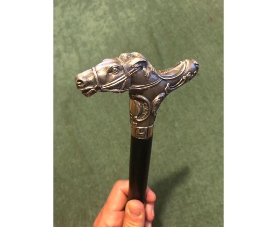 Bastone con impugnatura in argento raffigurante un cavallo.