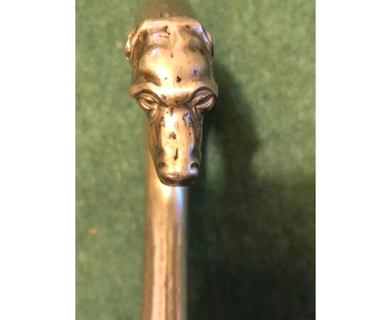 Bastone con impugnatura in argento con testa di cane.