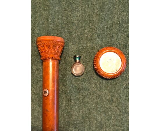 Perfume stick with knob in curozo seed engraved with geometric motifs with mirror. Barrel in rattan.     