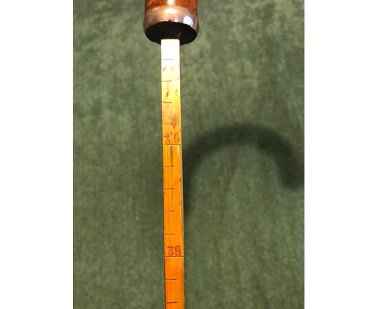 &quot;Animated&quot; rattan cane with internal double sliding mechanism to measure the withers of the horses.     