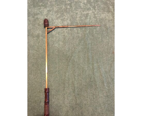 Animated bamboo stick with internal mechanism to measure the withers of the horses.     