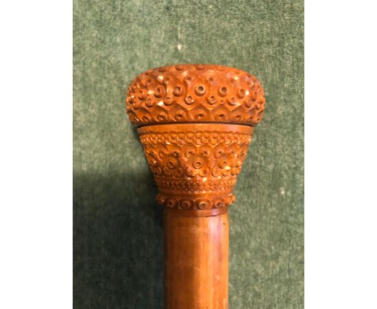 Perfume stick with knob in curozo seed engraved with geometric motifs with mirror. Barrel in rattan.     
