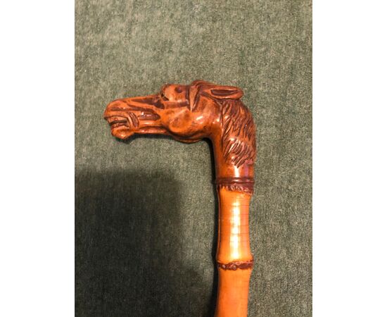 Stick with wooden knob depicting a horse&#39;s head. Bamboo cane.     