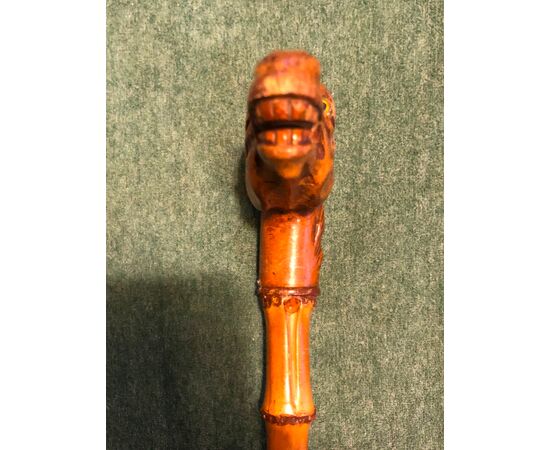 Bastone con pomolo in legno raffigurante una testa di cavallo.Canna in bambu’.