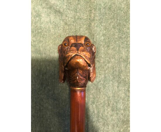 Stick with wooden knob depicting a dog&#39;s head.     