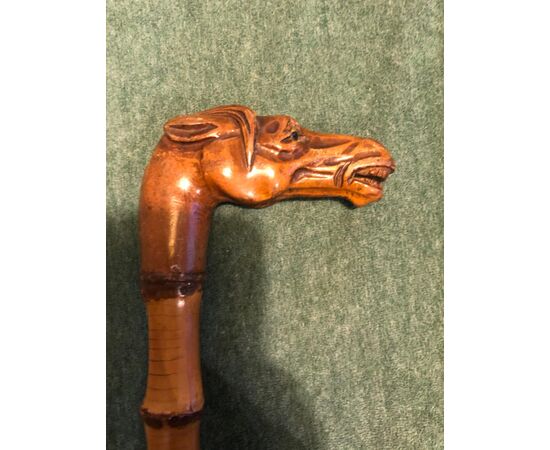 Stick with wooden knob depicting a horse&#39;s head. Bamboo cane.     
