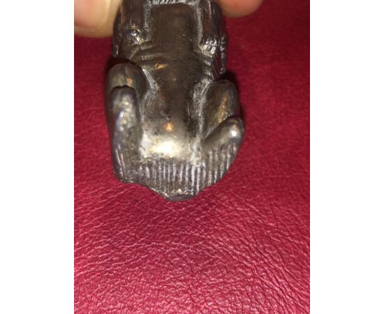 Scatolina portafiammiferi in metallo a forma di cane seduto.