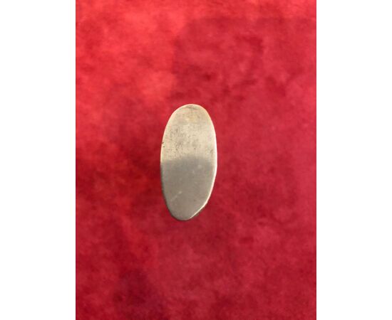 Scatolina portafiammiferi in argento senza punzone con forma a stivale.