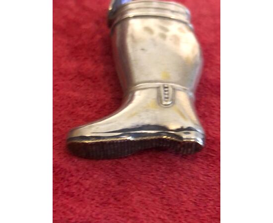 Silver matchbox without punch with boot shape.     