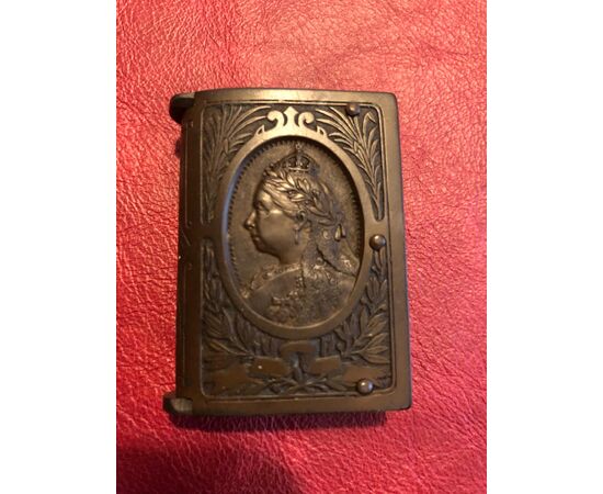 Scatolina portafiammiferi in bakelite a forma di libro con raffigurato profilo della Regina Vittoria.Inghilterra.