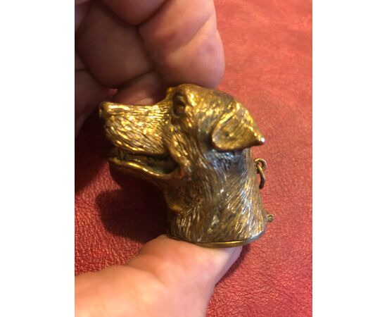 Scatolina portafiammiferi in bronzo a forma di testa di cane.