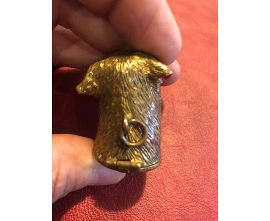 Scatolina portafiammiferi in bronzo a forma di testa di cane.