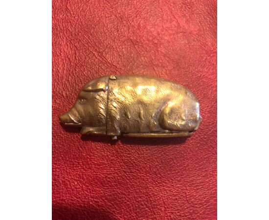 Scatolina portafiammiferi in bronzo argentato a forma di maiale.