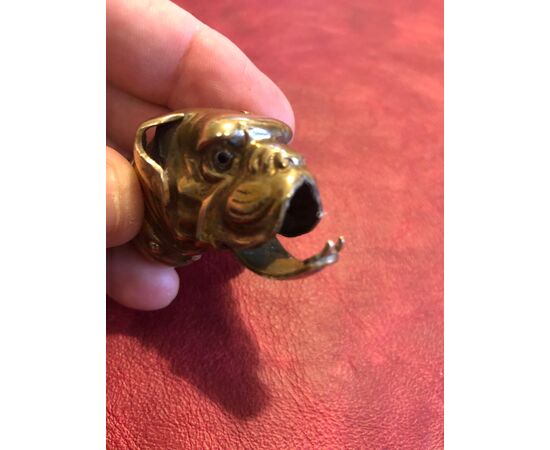 Scatolina portafiammiferi in ottone a forma di testa di cane.