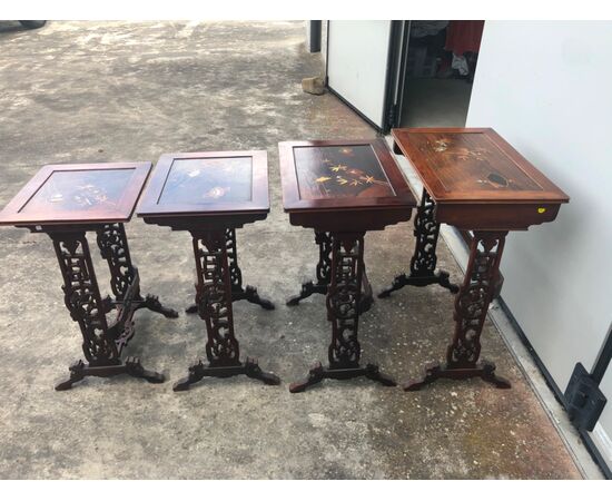 Tavolino composto da 4 tavolini inseribili uno dentro l’altro in mogano con piani intarsiati.Cina