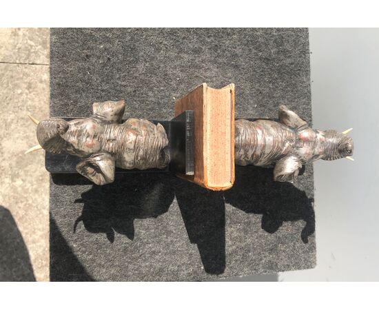 Coppia di fermalibri in legno e terracotta argentata raffiguranti elefanti.Firmati.Italia.