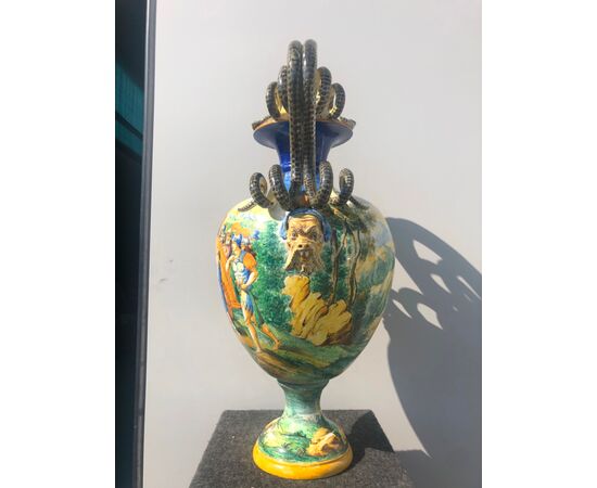 Grande vaso in maiolica con  anse serpentiformi e decoro istoriato Trionfo di David sugli Assiri.Firma S.C.A.Pesaro.