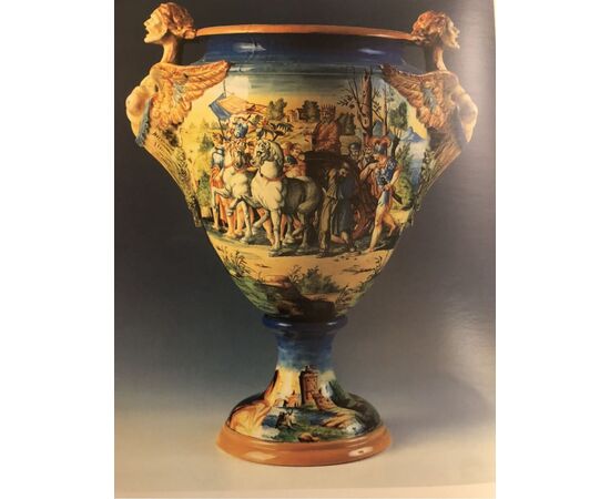 Grande vaso in maiolica con  anse serpentiformi e decoro istoriato Trionfo di David sugli Assiri.Firma S.C.A.Pesaro.