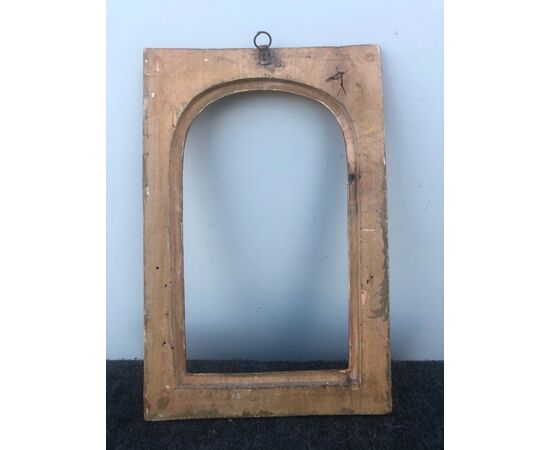 Frame in one piece in carved and gilded wood.     