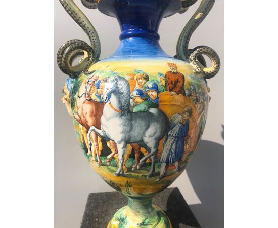 Grande vaso in maiolica con  anse serpentiformi e decoro istoriato Trionfo di David sugli Assiri.Firma S.C.A.Pesaro.