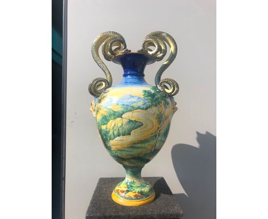 Grande vaso in maiolica con  anse serpentiformi e decoro istoriato Trionfo di David sugli Assiri.Firma S.C.A.Pesaro.