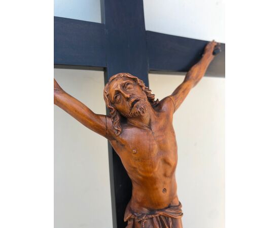 Cristo in legno di bosso su croce ebanizzata.