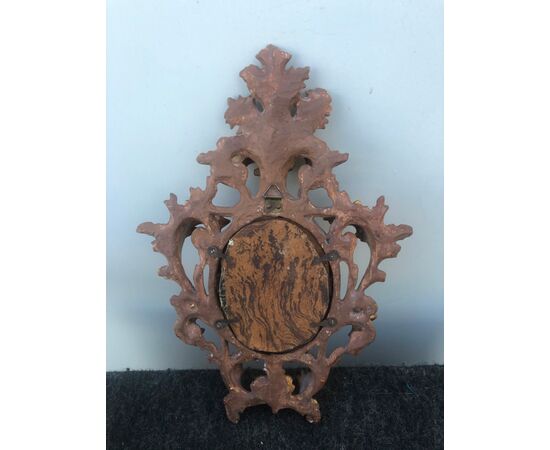 Small foil frame in carved wood and gold leaf with leaf motifs.     