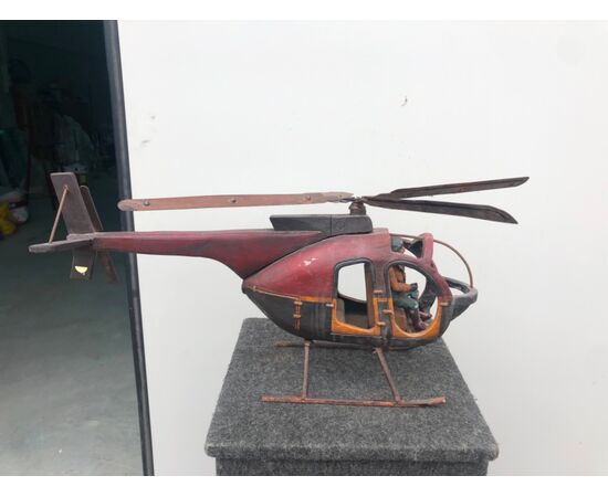 Modellino giocattolo  di elicottero in legno dipinto.