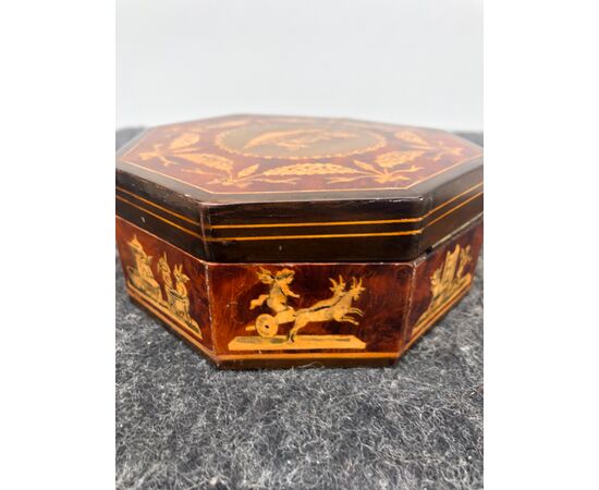 Octagonal box in tuja briar with inlays depicting festoons and putti scenes. Sorrento.     