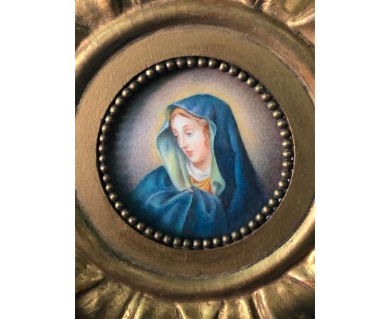 Miniatura raffigurante la Madonna con cornice in legno intagliato e dorato.
