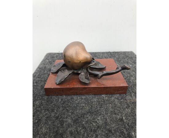 Calamaio in bronzo a forma di pera su base in marmo.