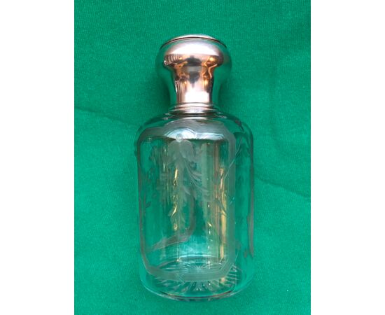 Coppia di bottiglie da profumo in cristallo inciso con motivi floreali e tappi in argento.Francia.