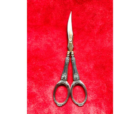 Silver scissors with art-nouveau decoration.Punched.Original box.     