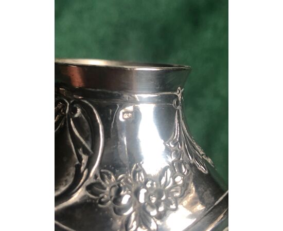 Spargizucchero in argento sbalzato con motivi a trofei,mascheroni e elementi floreali.Punzonato.