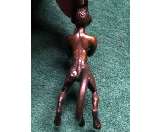 Bronzetto raffigurante figura di satiro a mani giunte.Austria.