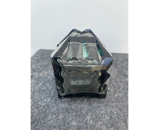 Bottiglia in cristallo sfaccettato stile art deco’con collo in argento.Punzone Sterling ( argento a titolo alto 925).USA.