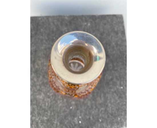 Bottiglia in vetro incamiciato e molato con motivi a medaglioni e rocaille.Collo in argento.Germania.