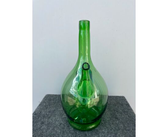 Bottiglia versatoio in vetro con doppio scomparto.Italia.