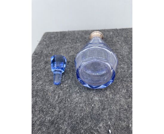 Bottiglia in vetro molato e sfaccettato stile art d’eco’ con collo in argento.Italia.