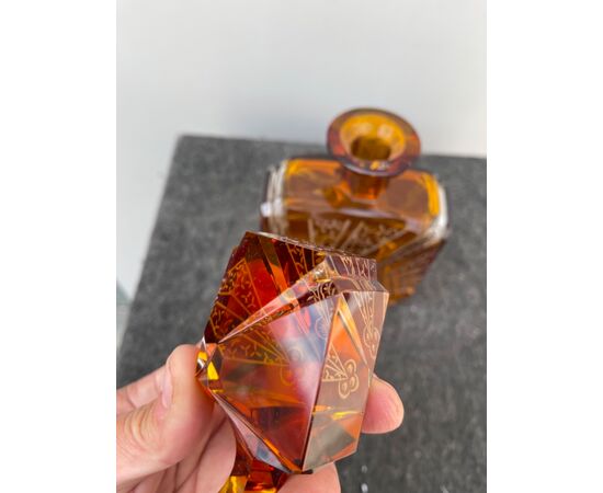Bottiglia in vetro incamiciato e molato con motivi floreali e geometrici stilizzati art deco’.Boemia