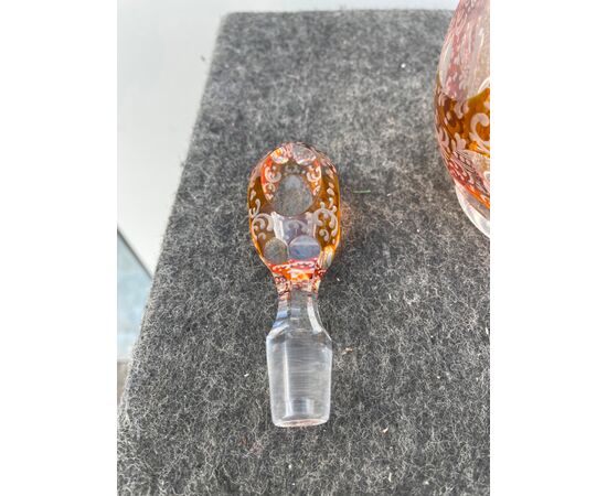 Bottiglia in vetro incamiciato e molato con motivi a medaglioni e rocaille.Collo in argento.Germania.