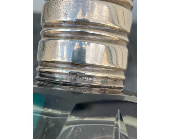 Bottiglia in cristallo sfaccettato stile art deco’con collo in argento.Punzone Sterling ( argento a titolo alto 925).USA.