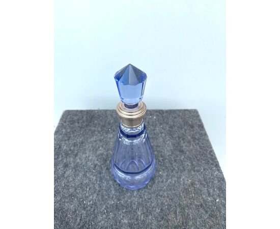 Bottiglia in vetro molato e sfaccettato stile art d’eco’ con collo in argento.Italia.