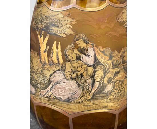 Bottiglia boemia con decoro in oro e argento raffigurante scena galante.