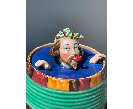 Scatola porta tabacco raffigurante personaggio a bagno in una botte.Francia