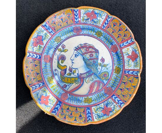 Sette piatti in maiolica decorati a lustro al terzo fuoco con profilo di guerrieri e motivi vegetali stilizzati.Gualdo Tadino.